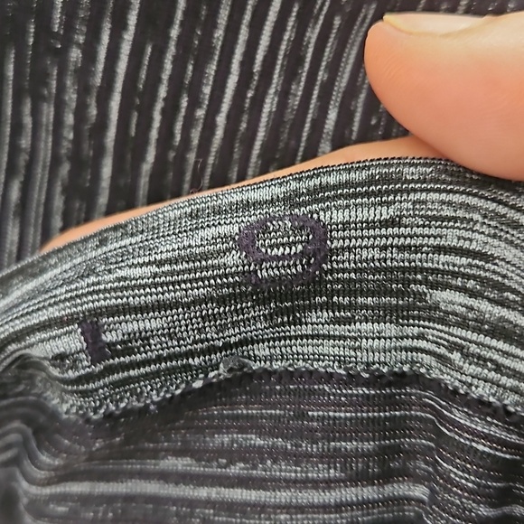 Lululemon Swiftly Tech Sz 6 Black and Gray Long Sleeve Stretchy Top Thumbhole - Picture 4 of 5